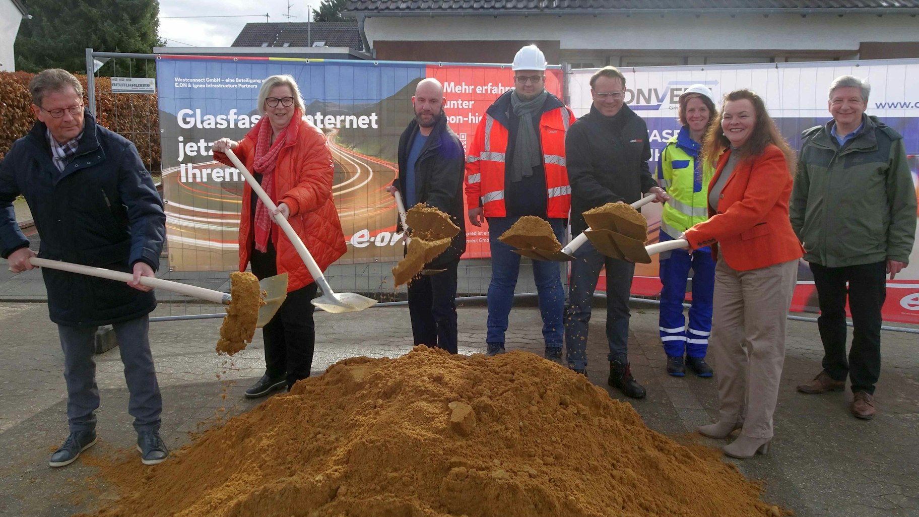 Breitbandausbau in Buschhoven: Symbolischer Spatenstich mit Swisttals Bürgermeisterin Petra Kalkbrenner (2.v. links), Vertretern der beteiligten Firmen, Bürgern und Orttsvorsteher Dieter Ramershoven (links).
