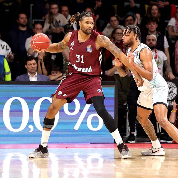 Baskets-Spieler Savion Flagg (r.) stemmt sich gegen Münchens Center Devin Booker.