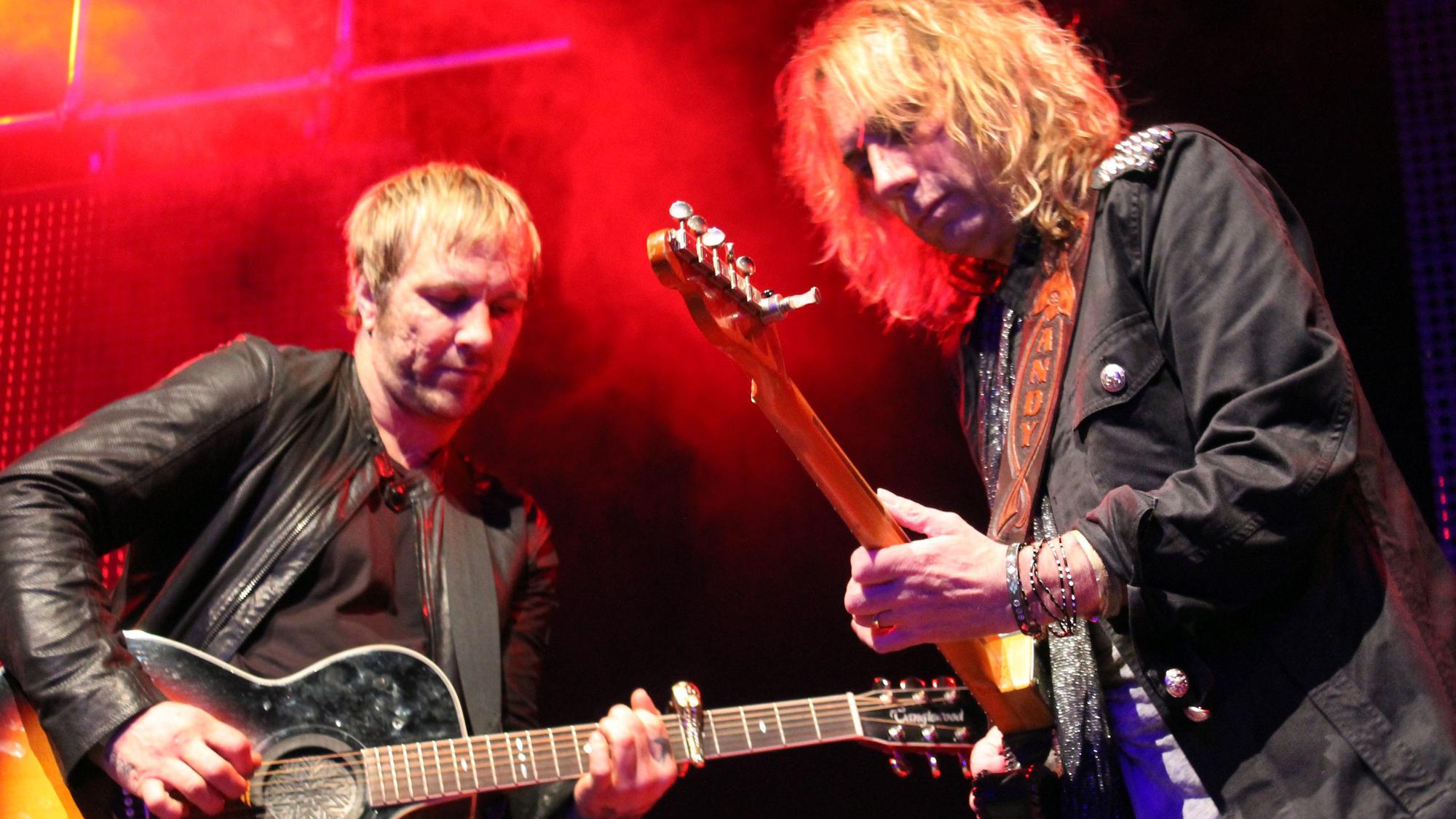 Zwei Musiker von „Spirit of Smokie“ auf der Bühne.