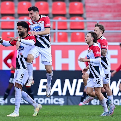 Spieler des FC Viktoria Köln mit Torjubel, Jubel, Torjubel, Torerfolg, celebrate the goal, goal, celebration, Jubel ueber das Tor zum 1:2 durch Andre Becker Viktoria Köln, 9, optimistisch, Action, Aktion, 03.03.2024, Ingolstadt Deutschland, Fussball, 3. Liga, FC Ingolstadt 04 - FC Viktoria Köln, DFB/DFL REGULATIONS PROHIBIT ANY USE OF PHOTOGRAPHS AS IMAGE SEQUENCES AND/OR QUASI-VIDEO. *** FC Viktoria Köln players with goal celebration, celebrate the goal, goal, celebration, jubilation over the goal to 1 2 by Andre Becker Viktoria Köln, 9 , optimistic, action, action, 03 03 2024, Ingolstadt Germany , Football, 3 Liga, FC Ingolstadt 04 FC Viktoria Köln, DFB DFL REGULATIONS PROHIBIT ANY USE OF PHOTOGRAPHS AS IMAGE SEQUENCES AND OR QUASI VIDEO xslx