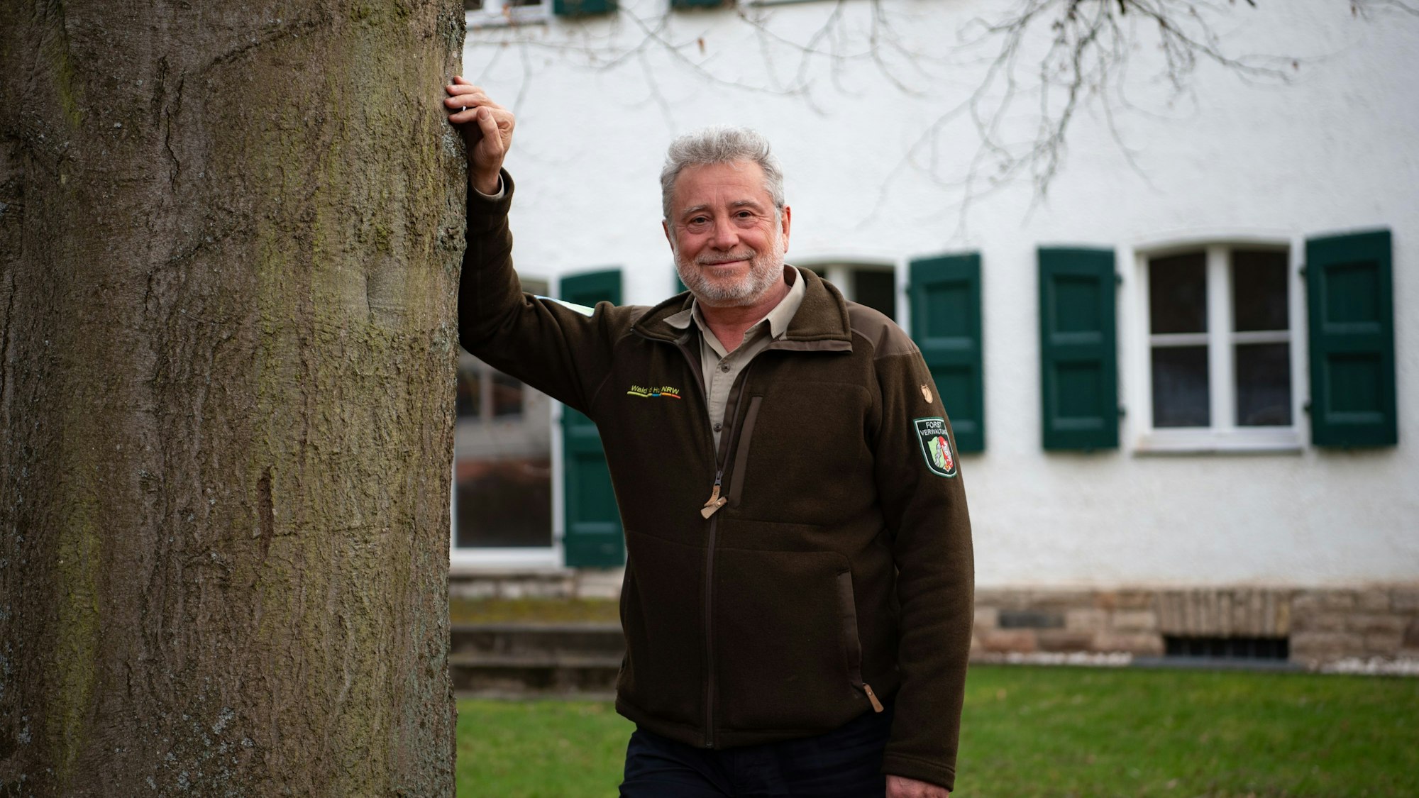 Michael Lammertz lehnt an einer Buche vor der Nationalparkverwaltung in Gemünd.