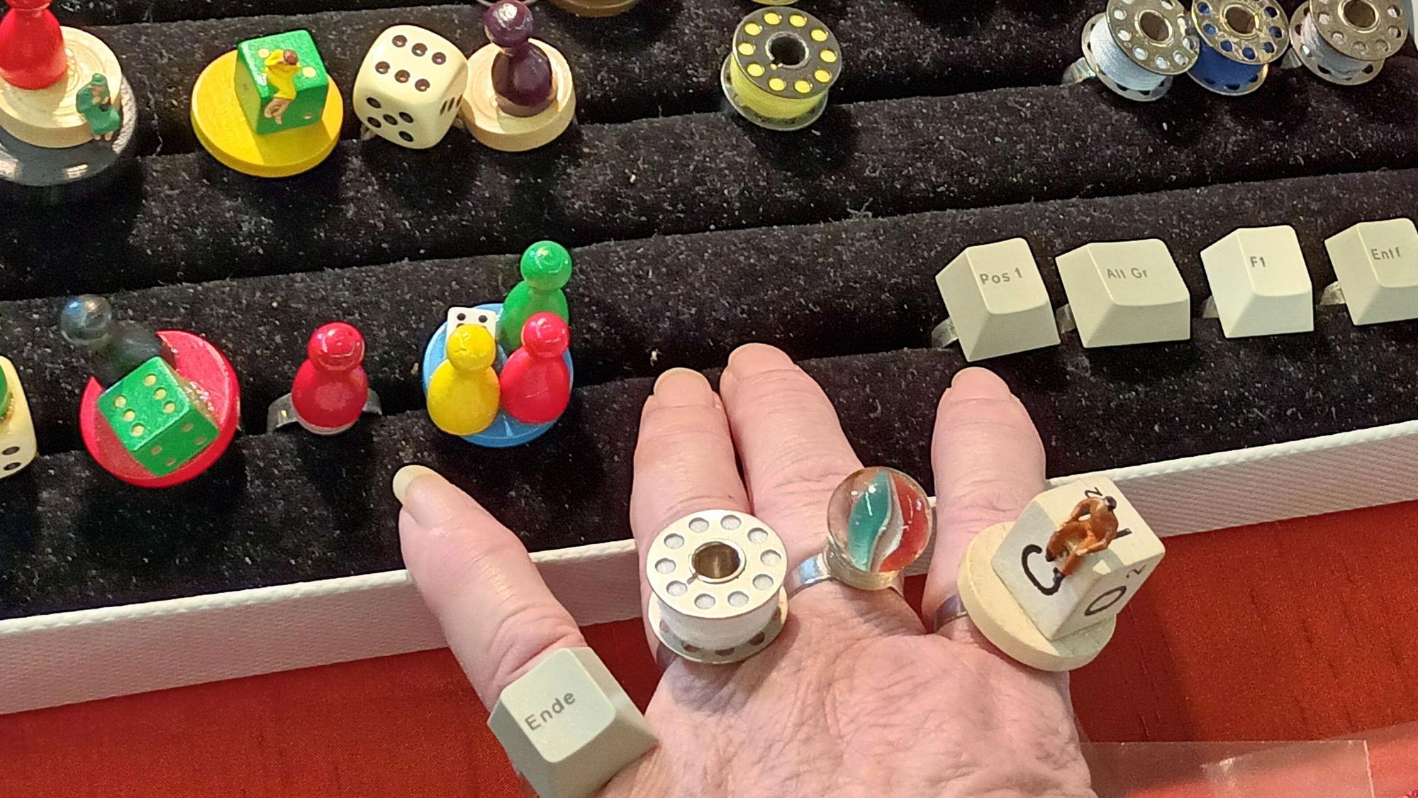 Eine Hand mit lustigen Ringen