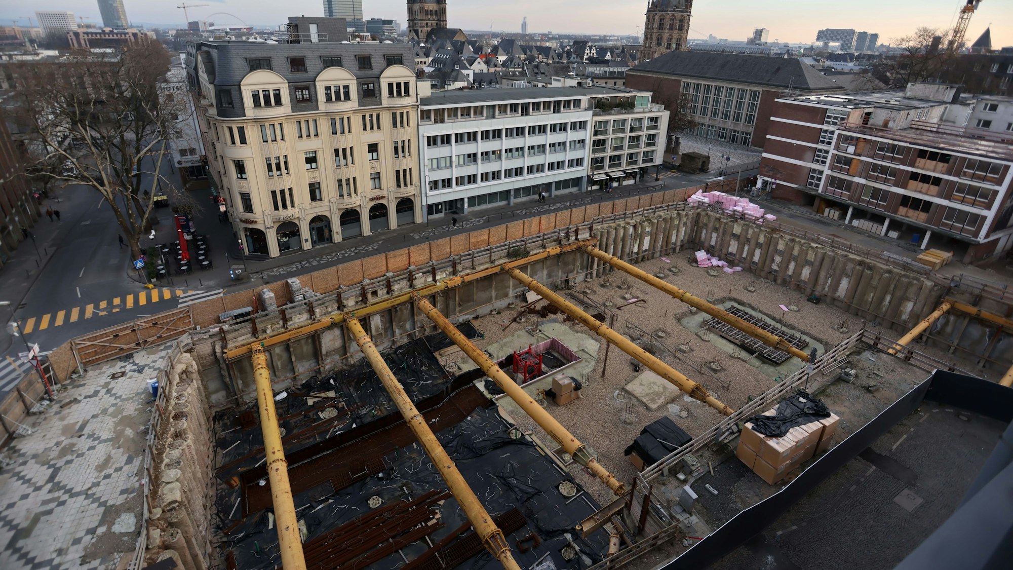 Die riesige Baugrube auf dem nördlichen Baufeld des Laurenz Carré klafft im Zentrum.