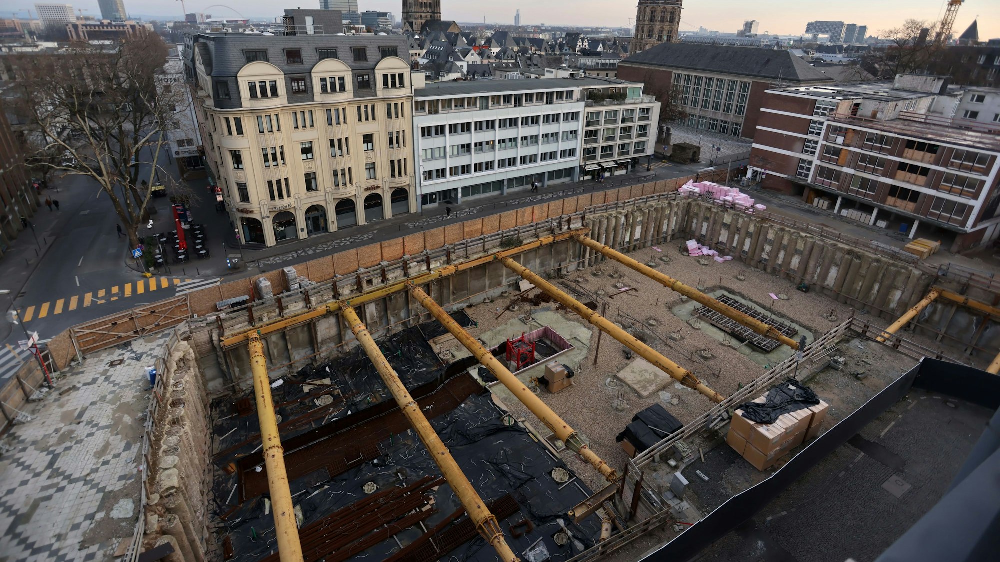 Das Loch am Dom: Die Baugrube des Laurenz-Carré aus der Vogelperspektive.