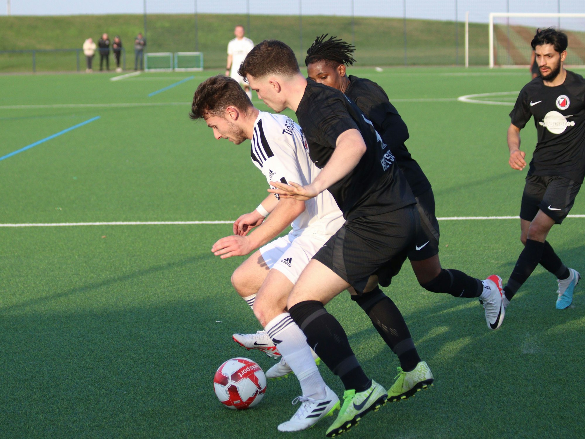 Devin Nickisch hat den Ball. Von hinten bedrängt ihn ein Gegenspieler, ein zweiter nähert sich ungestüm.
