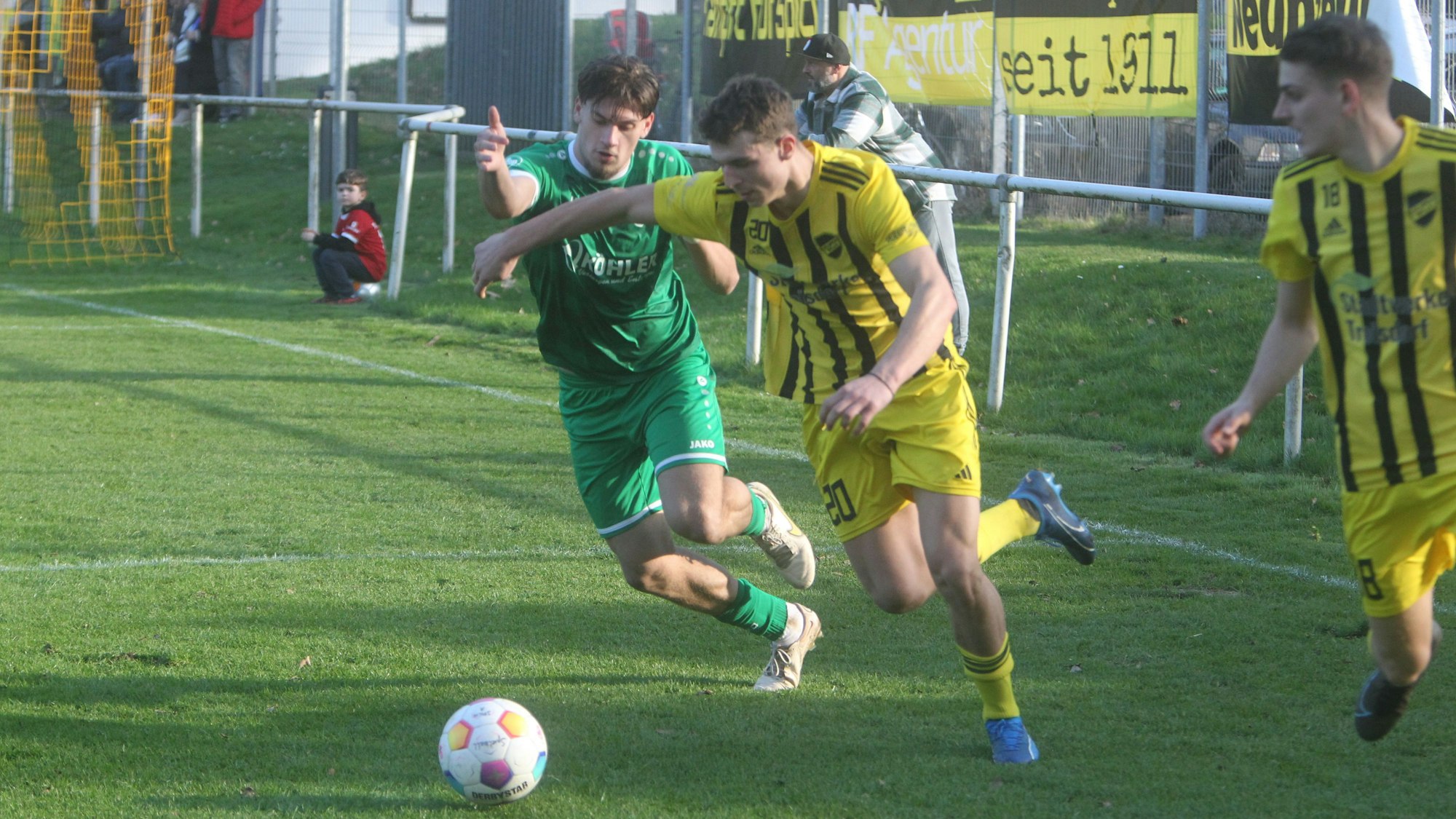 Der Spicher U-19-Akteur Aleksander Djakusic (rechts) muss bei seinem Senioren-Debüt eine Niederlage einstecken.