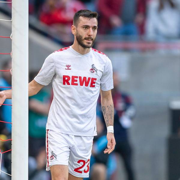 Nach einer vergebenen Chance lässt Sargis Adamyan seinen Frust am Pfosten aus.