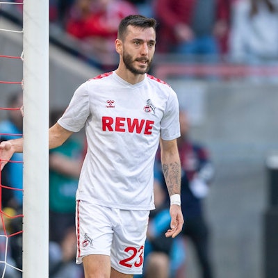 Nach einer vergebenen Chance lässt Sargis Adamyan seinen Frust am Pfosten aus.