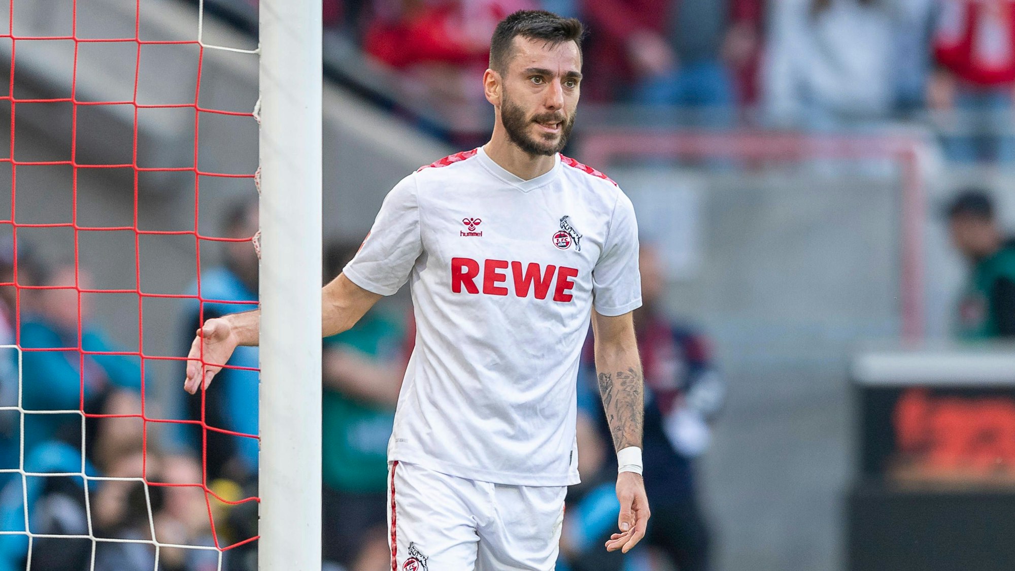 Nach einer vergebenen Chance lässt Sargis Adamyan seinen Frust am Pfosten aus.