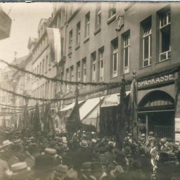 Internationaler Gesellentag Pfingsten 1922 – Treffen vor dem Kolpinghaus in Köln, Breite Straße.