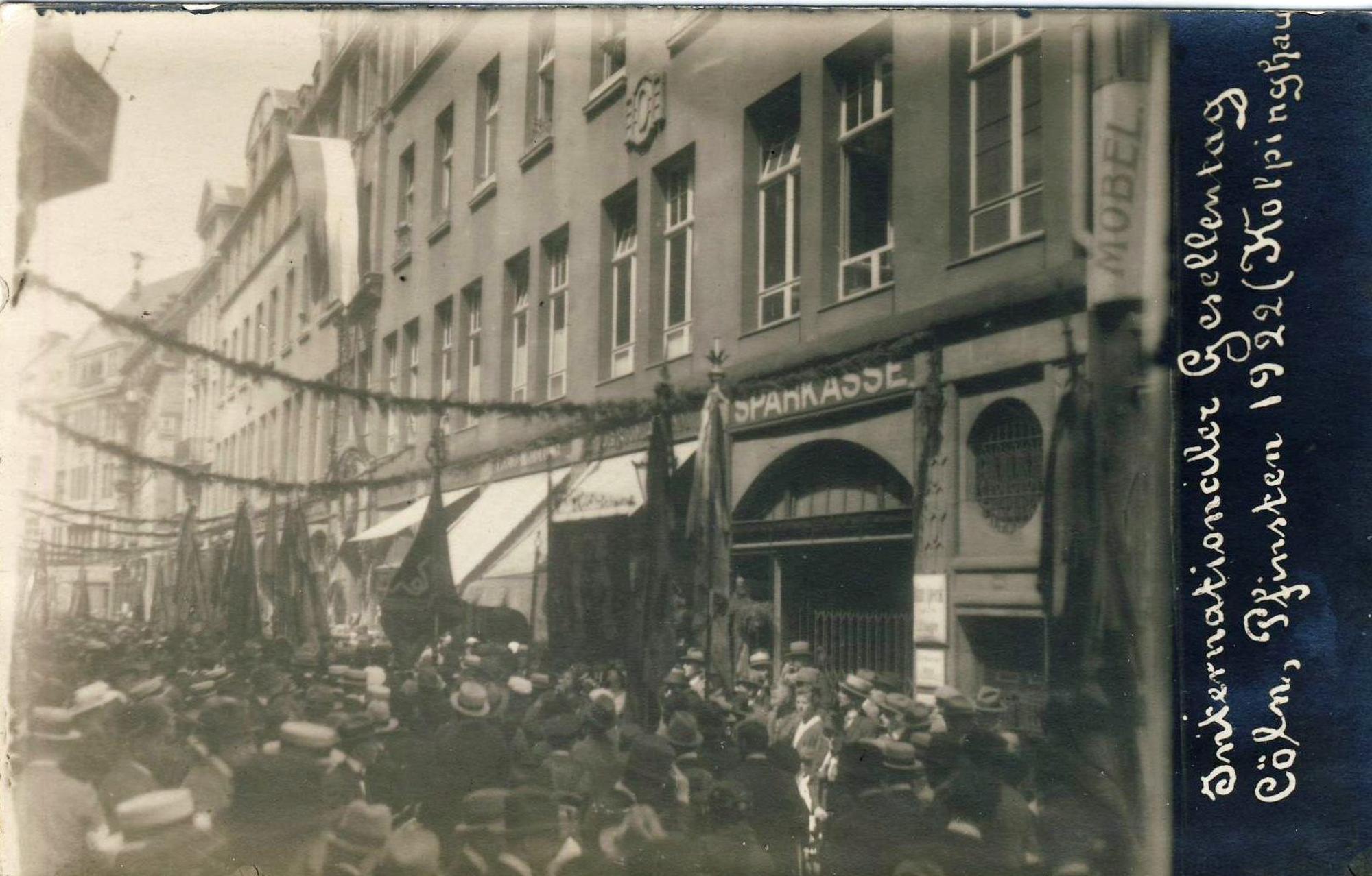 Internationaler Gesellentag Pfingsten 1922 – Treffen vor dem Kolpinghaus in Köln, Breite Straße.