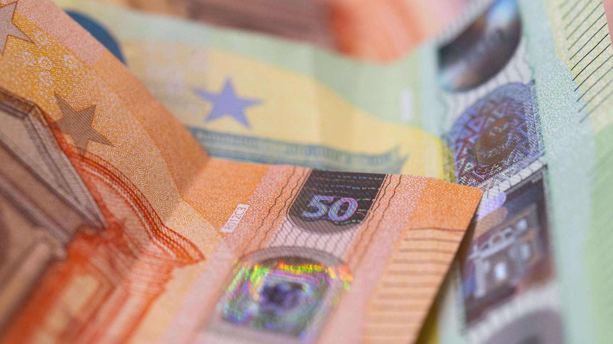 Euro-Banknoten liegen auf einem Tisch.