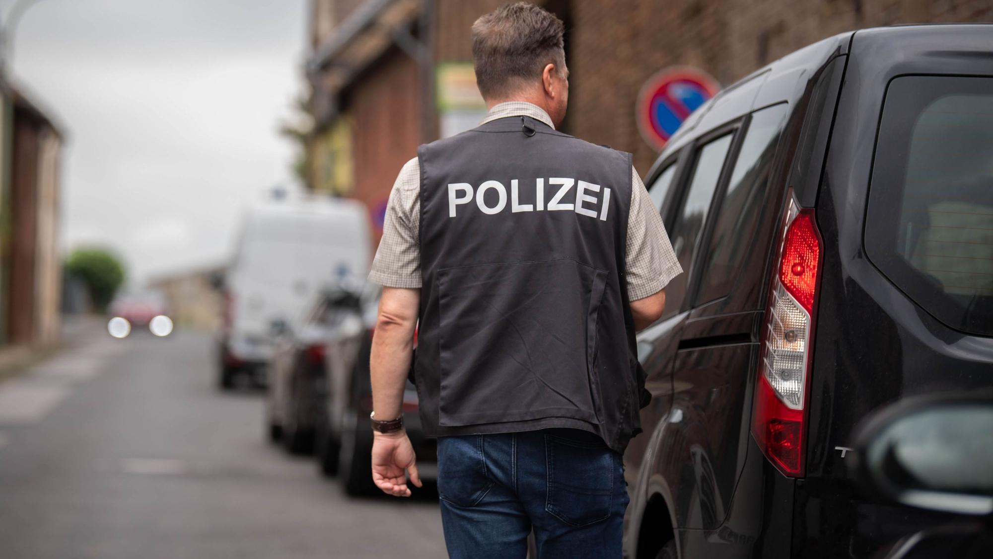 Das Bild zeigt einen Polizisten an der Einsatzstelle im August 2023.