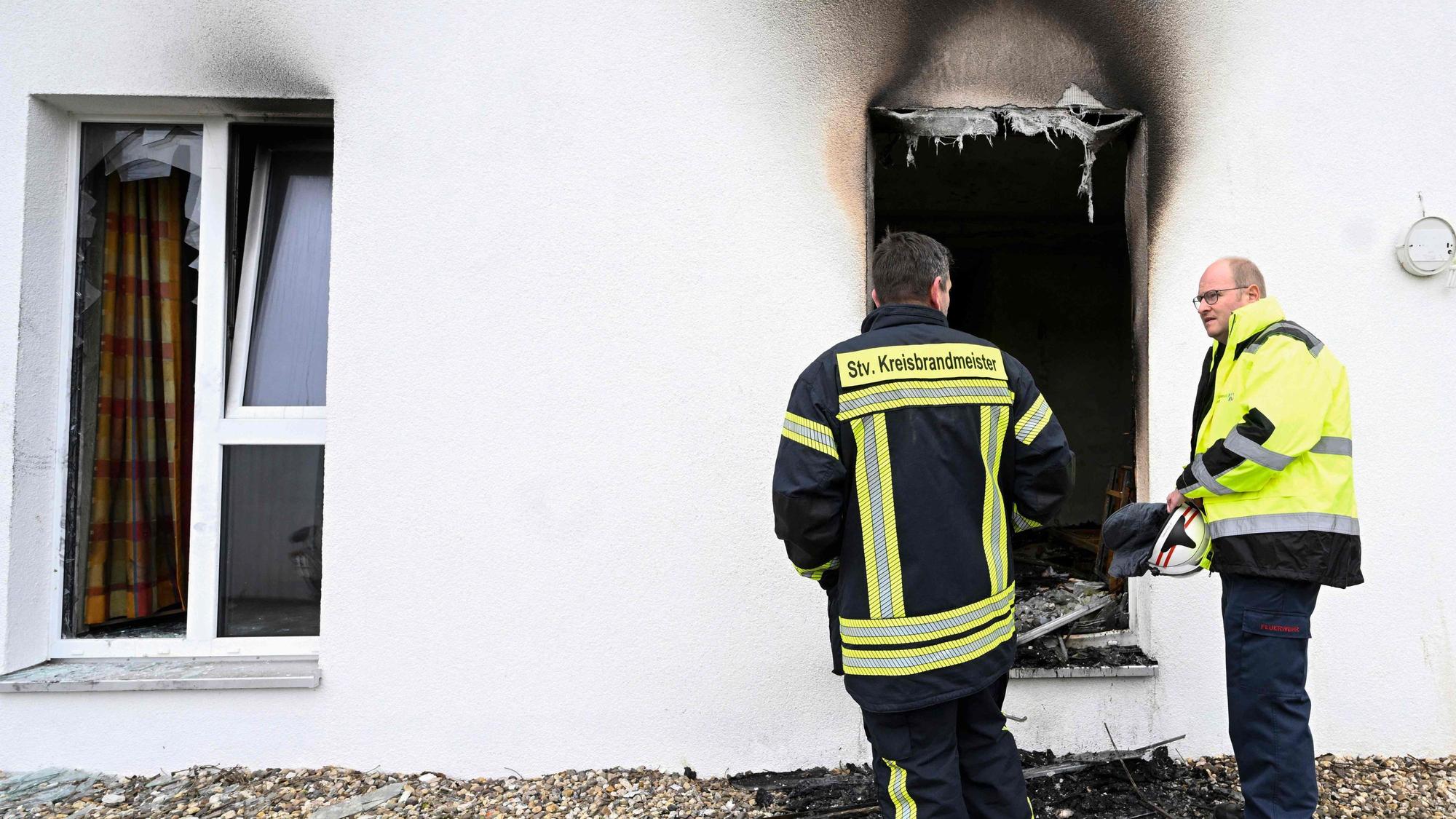 Feuerwehrleute untersuchen eine Brandstelle des Seniorenheims in Bedburg-Hau. Bei der Feuerkatastrophe sind vier Menschen ums Leben gekommen.