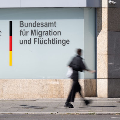 ARCHIV - 24.08.2023, Berlin: Ein Mann geht vor dem Bundesamt für Migration und Flüchtlinge vorbei.