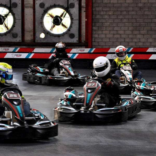 Fünf Rennfahrer fahren mit ihren Karts auf der Kartbahn im belgischen Eupen.