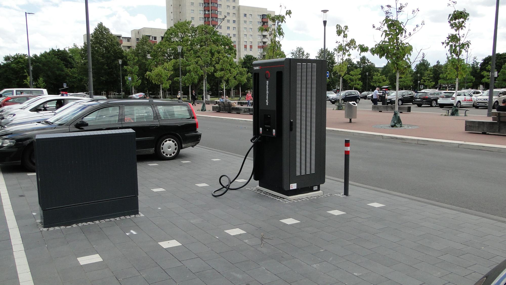 Ein Ladesäule steht auf einem Parkplatz.