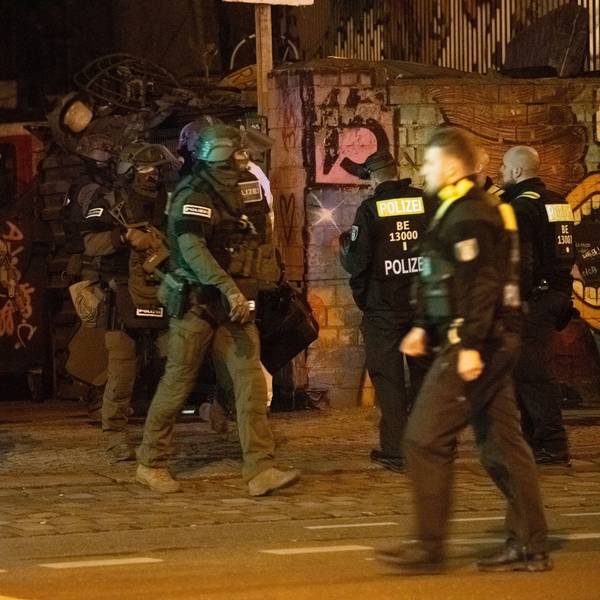 SEK-Beamten und Polizisten haben am Sonntag ein Industriegelände auf der Suche nach den RAF-Terroristen durchkämmt. Am Montag kam es zu einem weiteren SEK-Einsatz in Hessen. (Symbolbild)