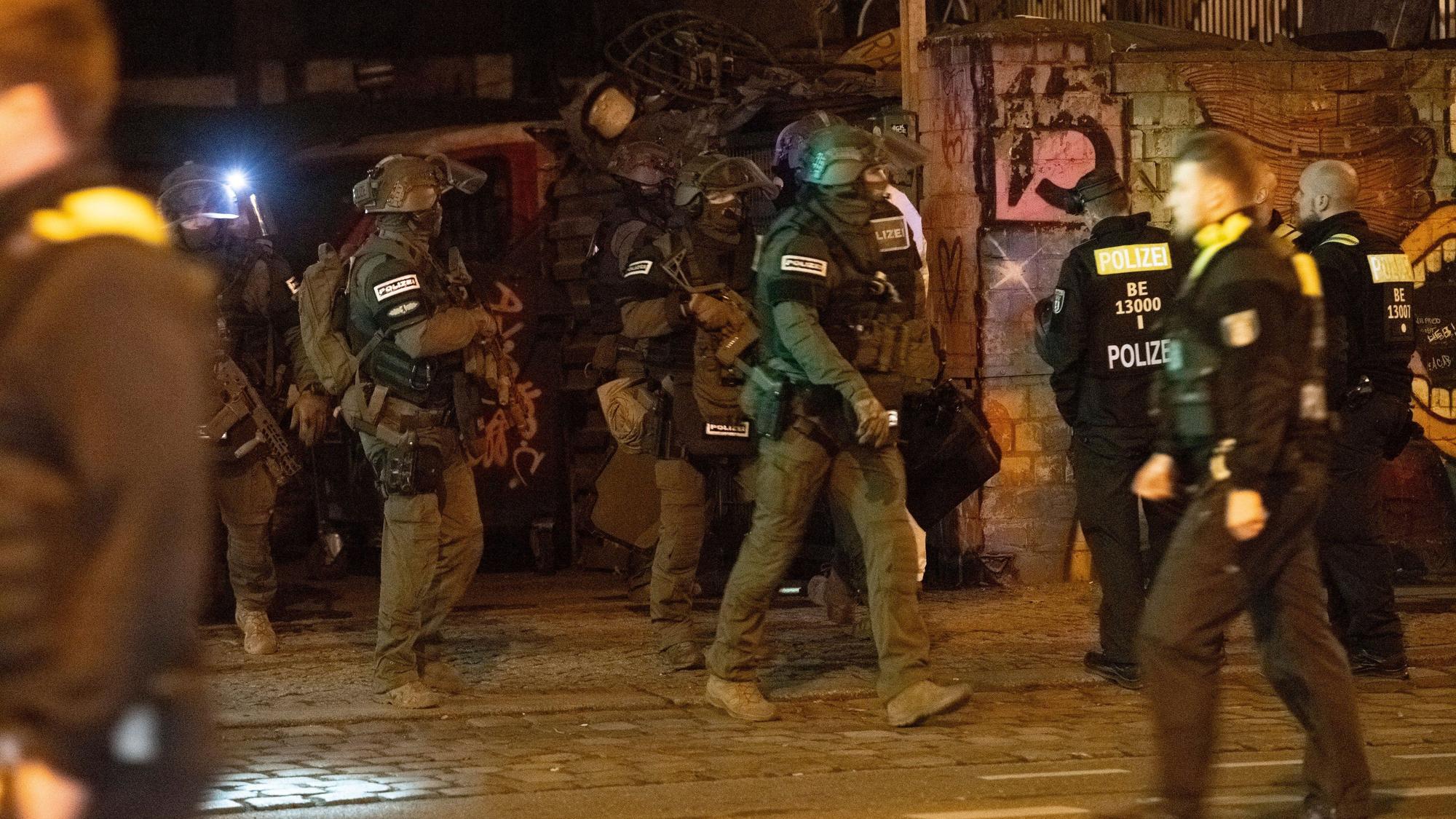 SEK-Beamten und Polizisten haben am Sonntag ein Industriegelände auf der Suche nach den RAF-Terroristen durchkämmt. Am Montag kam es zu einem weiteren SEK-Einsatz in Hessen. (Symbolbild)