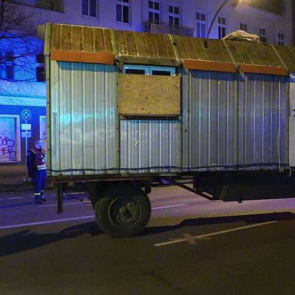 Der Bauwagen, der im Zuge der Fahndung nach den gesuchten Ex-RAF-Terroristen Staub und Garweg beschlagnahmt wurde, wird mittels eines THW-LKW abgeschleppt.