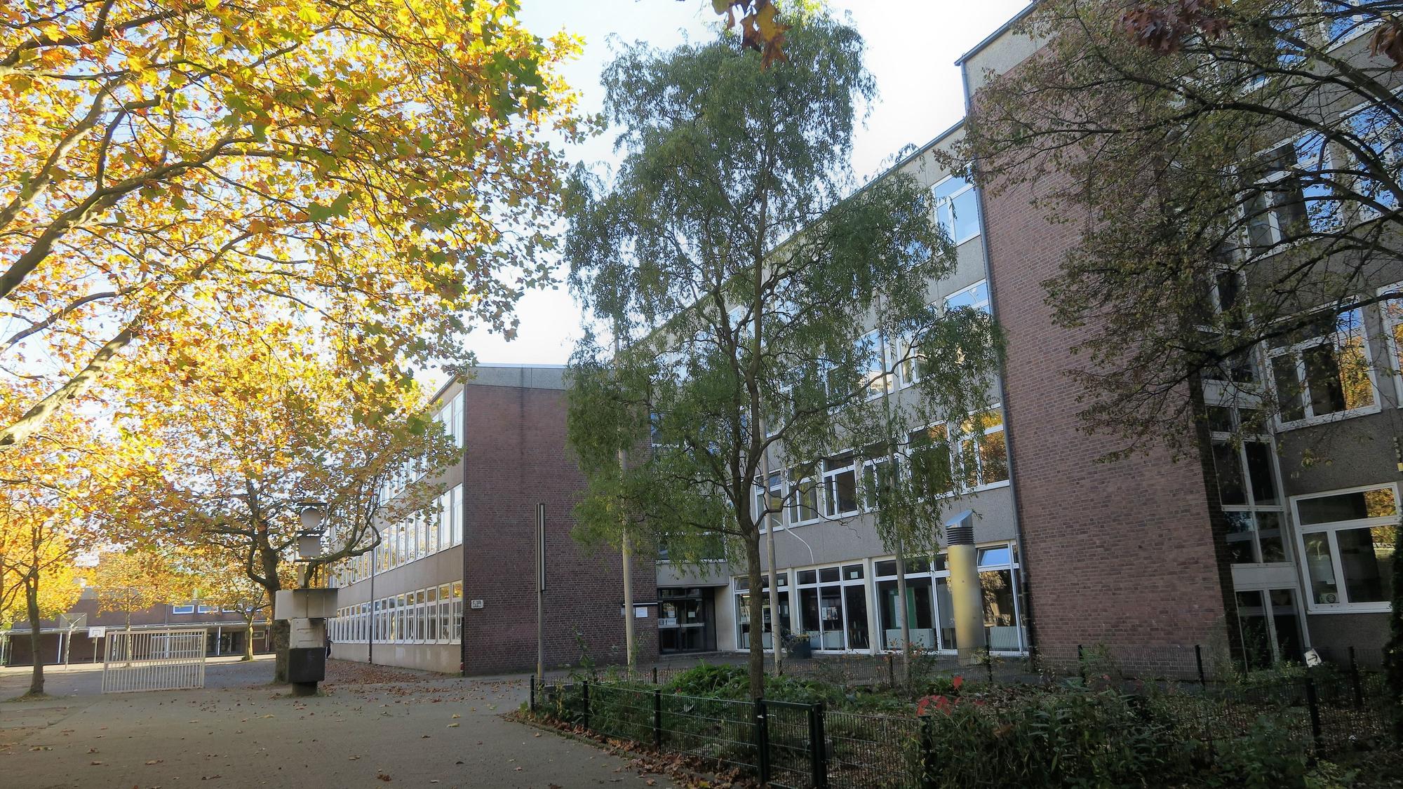 Die Kurt-Tucholsky-Hauptschule am Helene-Weber-Platz in Neubrück