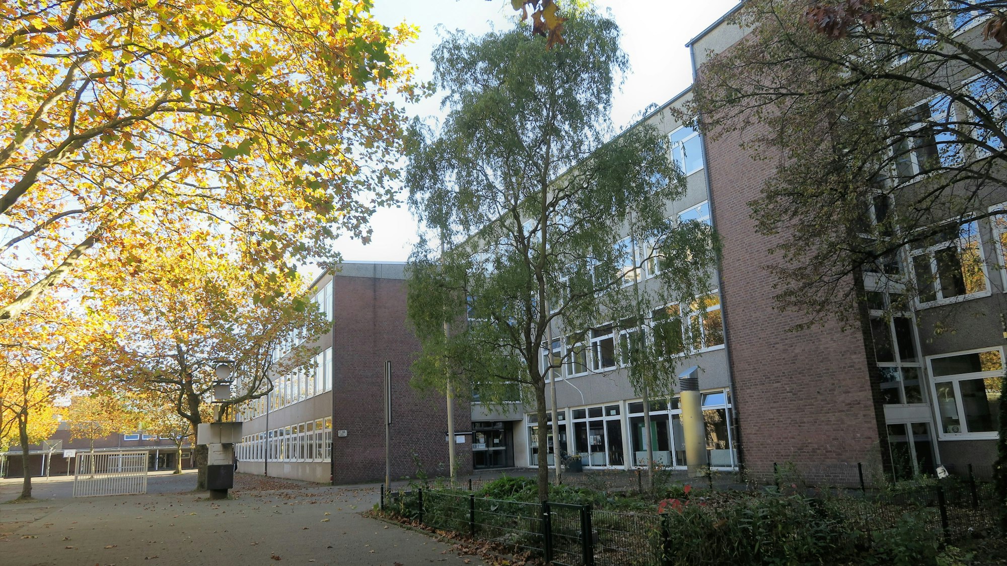 Die Kurt-Tucholsky-Hauptschule am Helene-Weber-Platz in Neubrück