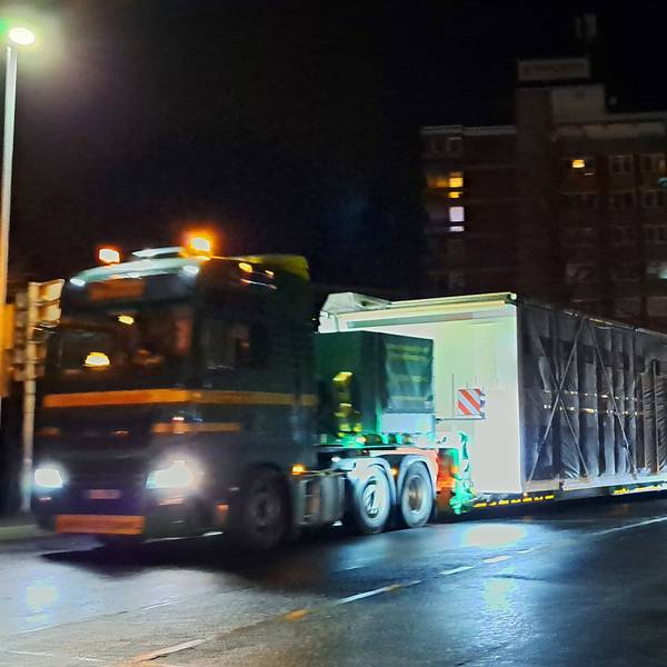 Ein Schwertransport fährt am Dienstagabend, 12. Dezember, gegen 22 Uhr auf der Overather Straße bzw. Steinstraße durch Bensberg.