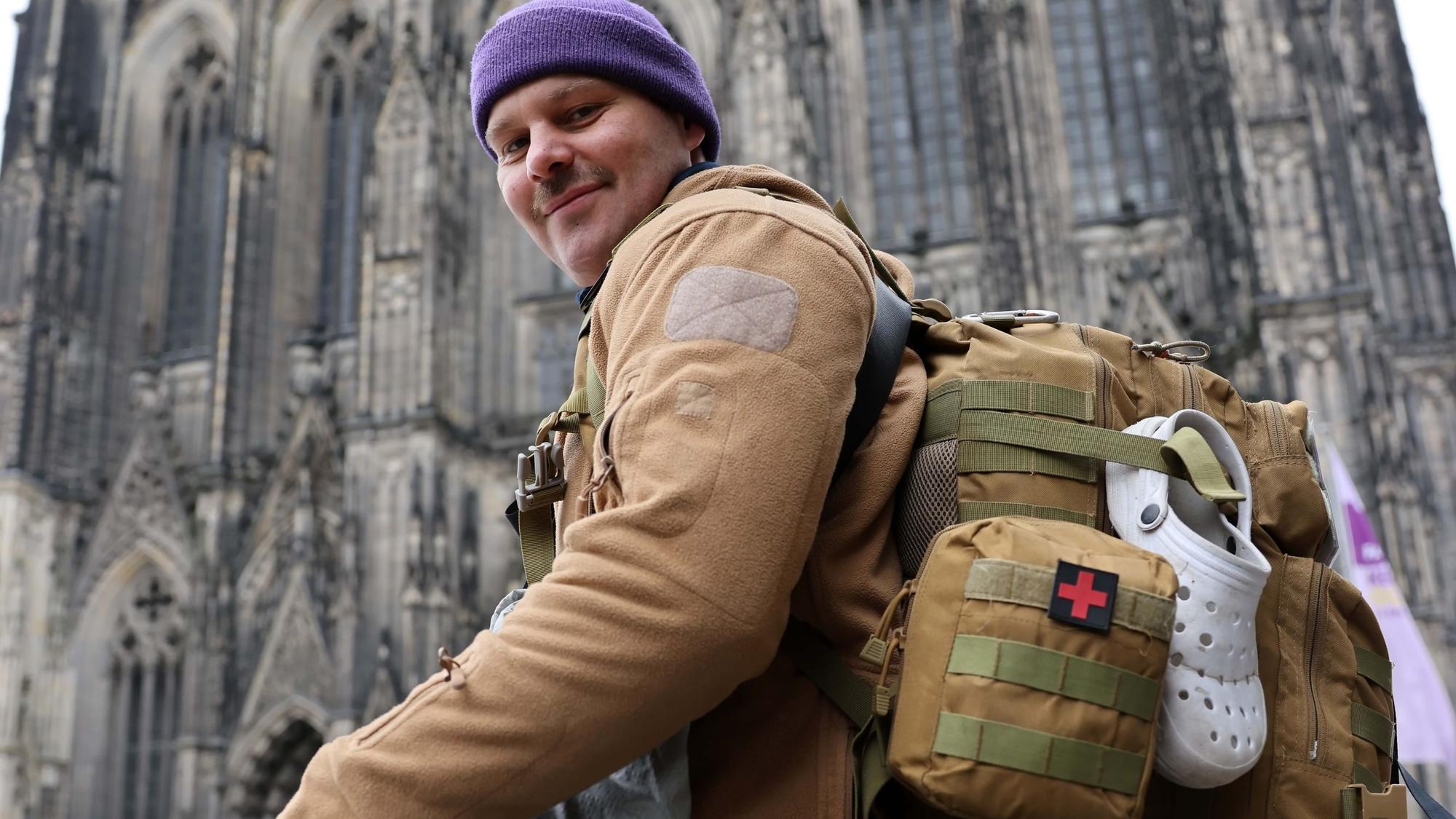 Auf sich allein gestellt: Tobias Nied wandert von Köln nach Leipzig und sammelt Spenden.
