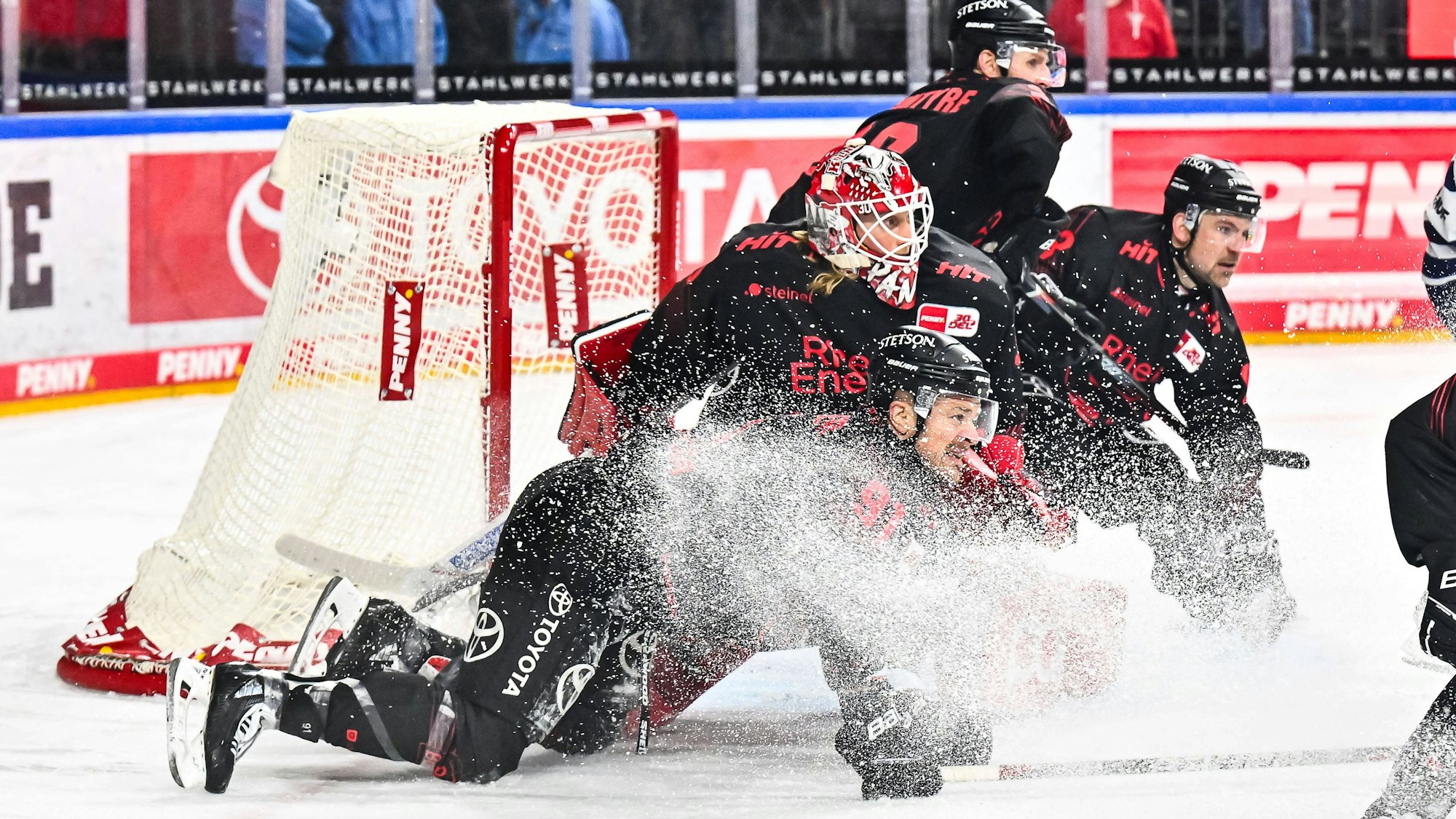 Moritz Müller, Mirko Pantkowski und Carter Proft von den Kölner Haien müssen in die Pre-Playoffs.