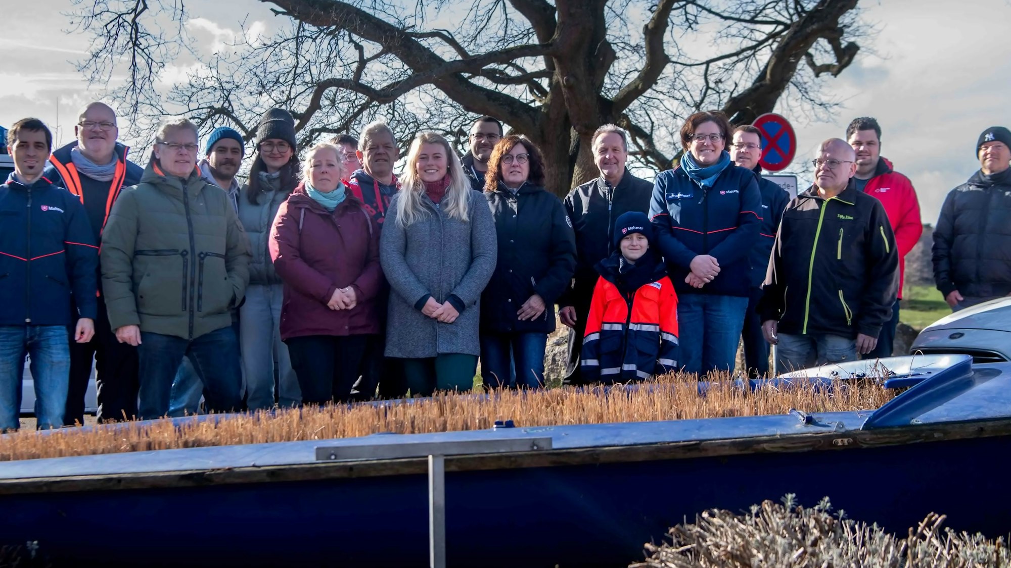 Das Bild zeigt zahlreiche Organisatoren des Lichterzugs an der Steinbachtalsperre.