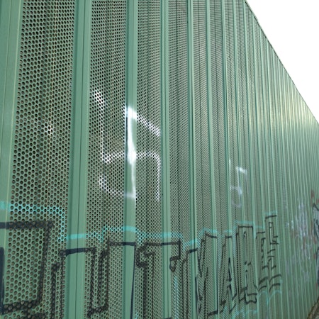 Ein aufgemaltes Hakenkreuz auf einer Lärmschutzwand.