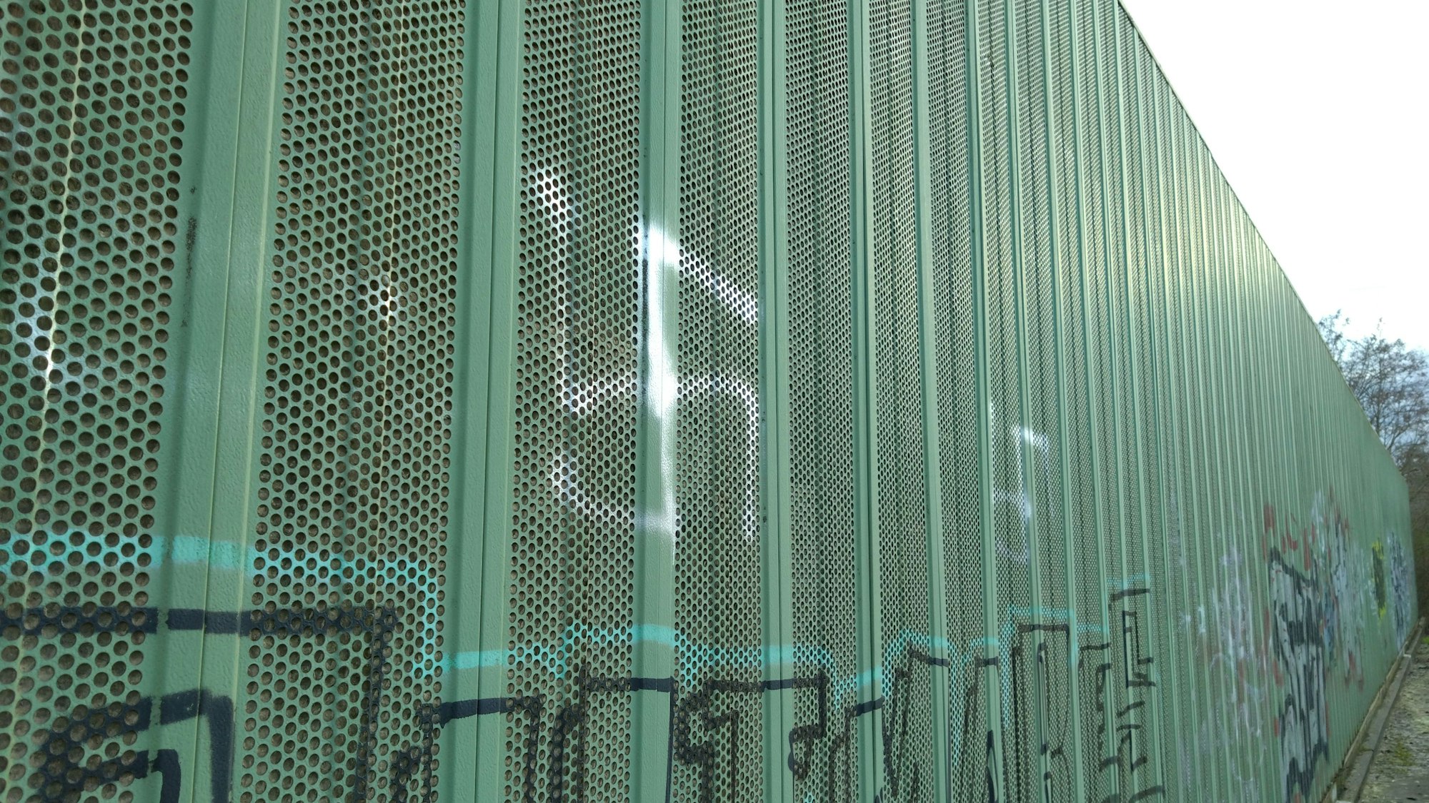 Ein aufgemaltes Hakenkreuz auf einer Lärmschutzwand.