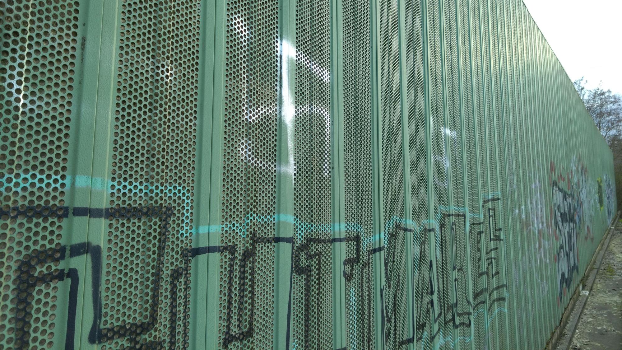 Auf dem Foto ist eine mit Hakenkreuzen beschmierte Wand zu sehen.