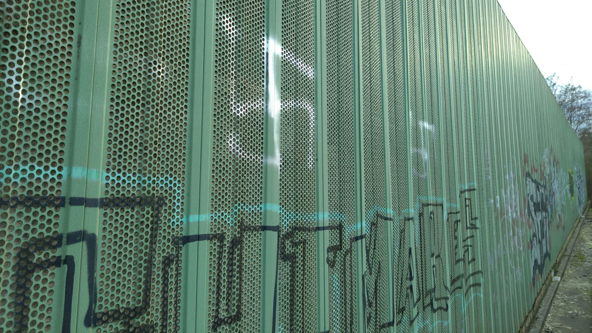 Auf dem Foto ist eine mit Hakenkreuzen beschmierte Wand zu sehen.