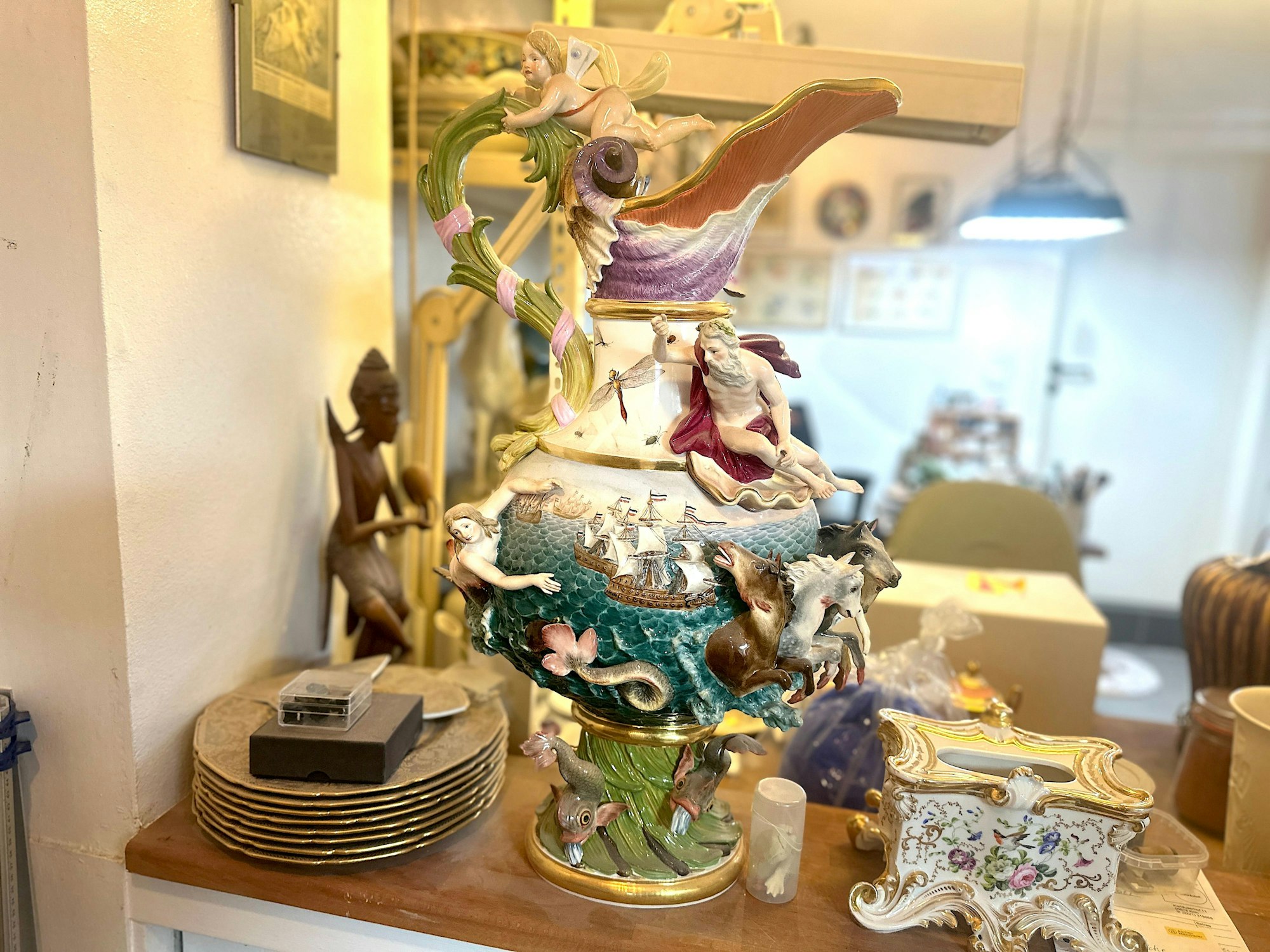 Eine opulente Porzellan-Karaffe steht auf einem Tisch.