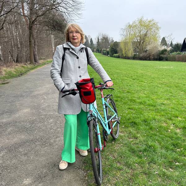 Ratsmitglied Gabriele Gassen von den Grünen an der Wiese in Sankt Augustin, wo der Bürgerwald entstehen soll.