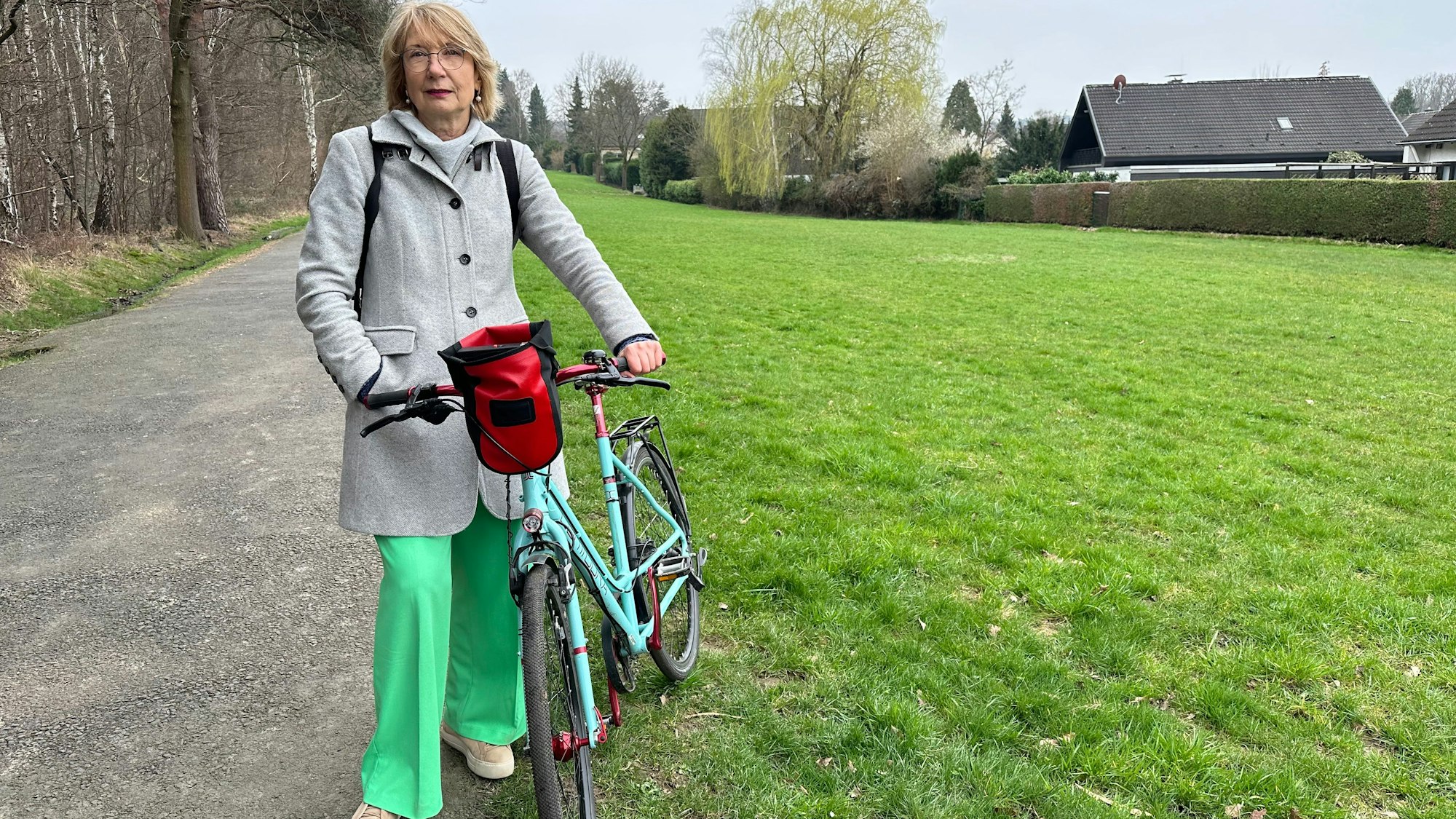 Ratsmitglied Gabriele Gassen von den Grünen an der Wiese in Sankt Augustin, wo der Bürgerwald entstehen soll.
