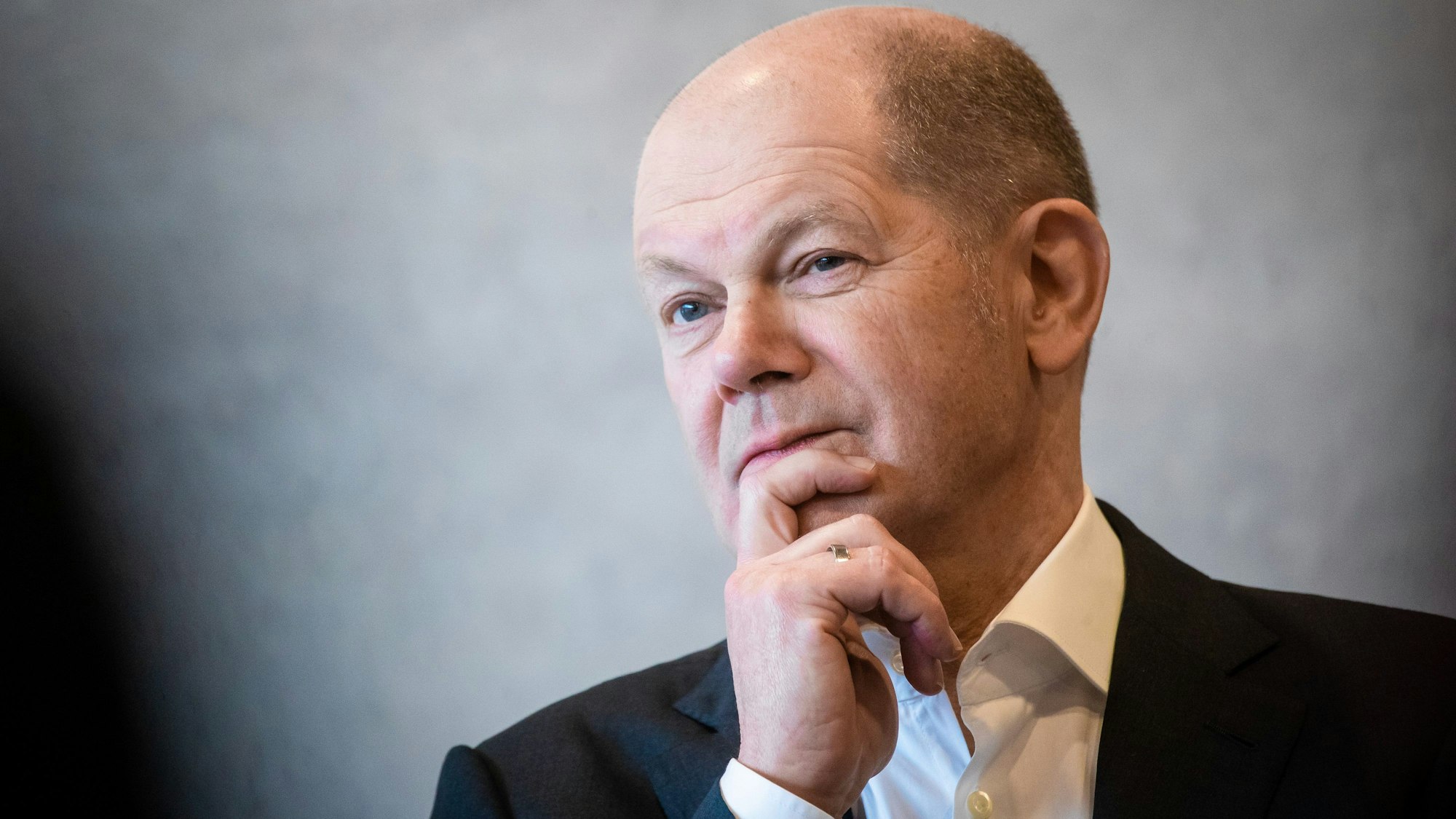 Bundeskanzler Olaf Scholz (SPD) besucht das Europa-Park-Stadion des SC Freiburg und trifft in der Business Lounge auf gesellschaftlich engagierte Bürgerinnen und Bürger aus Freiburg und Umgebung, die Teil eines Bürgergesprächs sind.