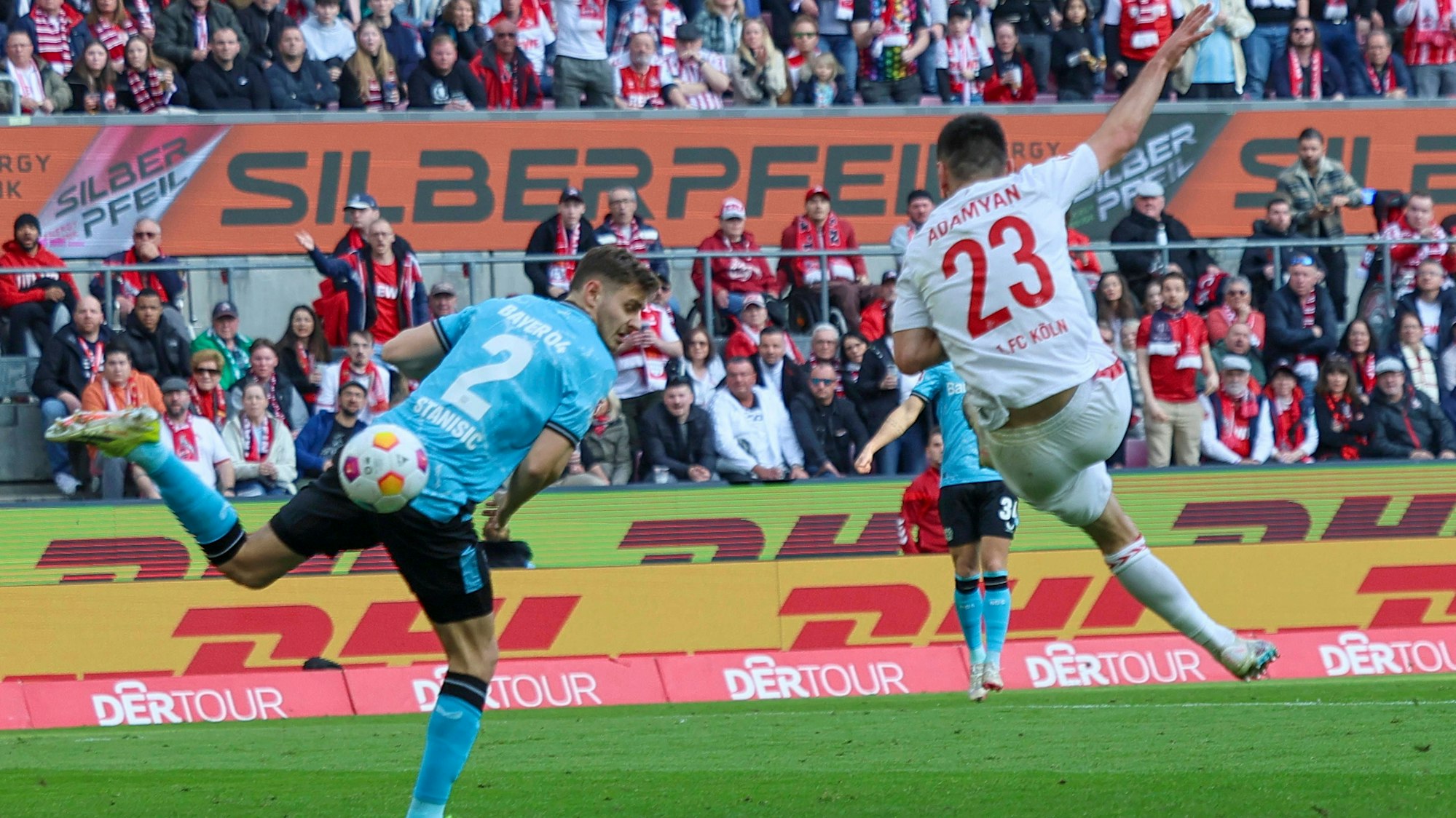 Gefahr vor dem Leverkusener Tor: Sargis Adamyan (rechts) zieht per Seitfallzieher gegen Josip Stanisic ab.