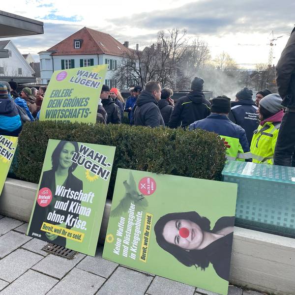 „Für jeden Missstand muss es eine einfache Ursache geben“: Aufgebrachte Landwirte protestieren mit verfremdeten Wahlplakaten beim politischen Aschermittwoch der Grünen in Biberach. Kurz darauf eskaliert die Lage vor der Halle, die Veranstaltung wird abgesagt.