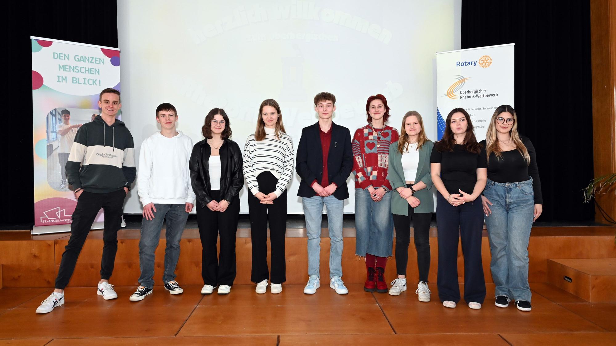 Das Foto zeigt die Teilnehmenden des Rhetorik-Wettbewerbs, ausgerichtet von vier Rotary-Clubs aus Oberberg.