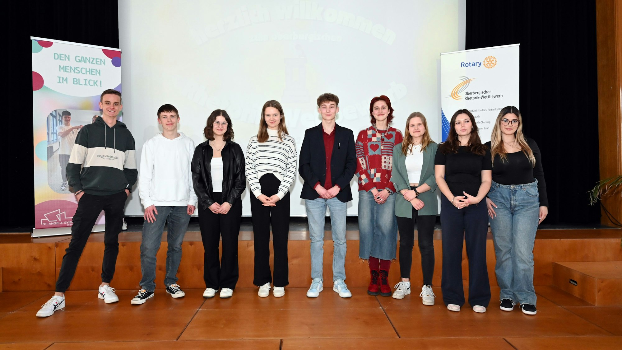 Das Foto zeigt die Teilnehmenden des Rhetorik-Wettbewerbs, ausgerichtet von vier Rotary-Clubs aus Oberberg.