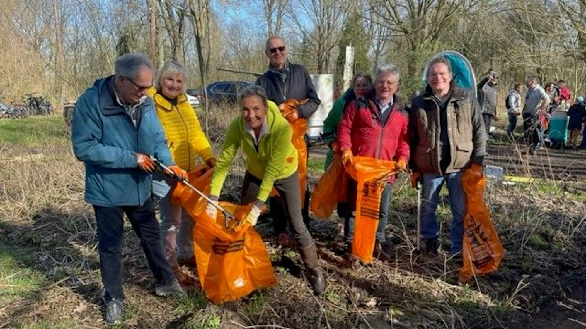 Im Naturschutzgebiet Porz-Langel packten die Freiwilligen aus Köln und Den Haag gemeinsam an, um das Rheinufer vom Müll zu befreien.