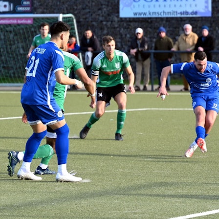 03.03.2024, Fussball-FC Pesch-Merten
Torschuss zum 1:0 für Pesch durch Melih Satilmis (rechts)
Foto: Uli Herhaus