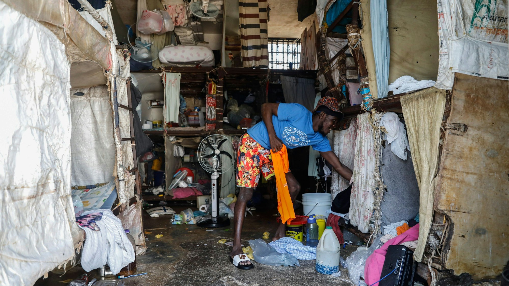 Ein zurückgebliebener Gefangener plündert die leere Zelle im Nationalgefängnis in Port-au-Prince.