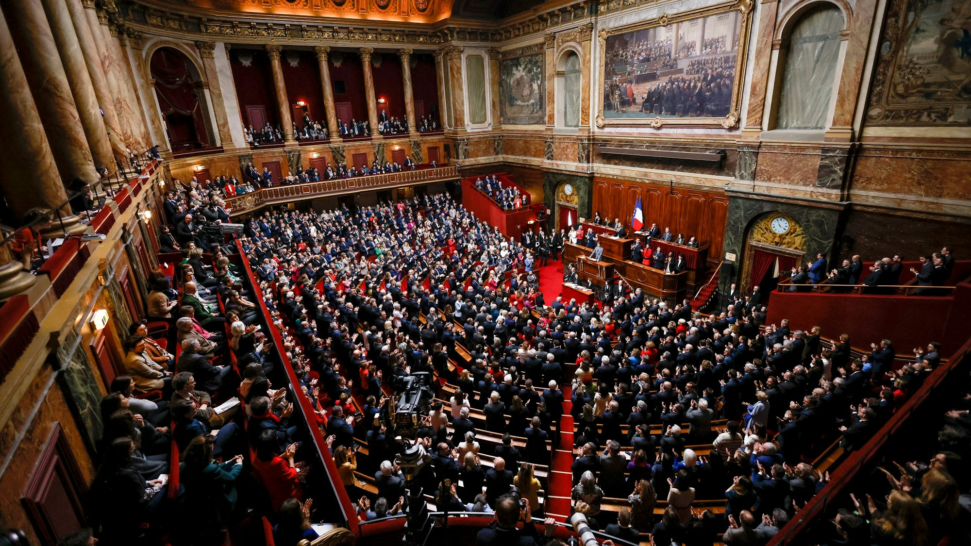 Versailles: Eine Gesamtansicht des Kongresses beider Kammern des Parlaments im Schloss von Versailles während der Rede von Gabriel Attal, Premierminister von Frankreich. Abgeordnete und Senatoren des französischen Parlaments stimmen darüber ob, ob das Recht auf Abtreibung in die französische Verfassung aufgenommen werden soll.