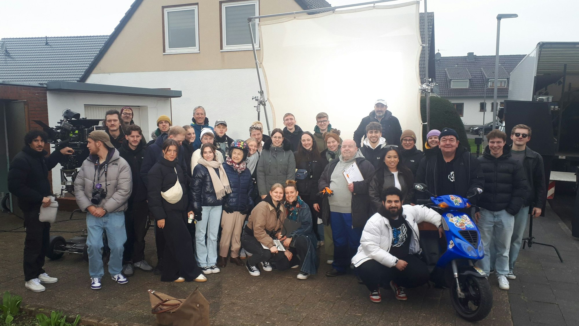 Die Abschlussklasse der Kaufleute für audiovisuelle Medien dreht ihren eigenen Film. An diesem Tag laufen die Arbeiten in Erftstadt-Gymnich.