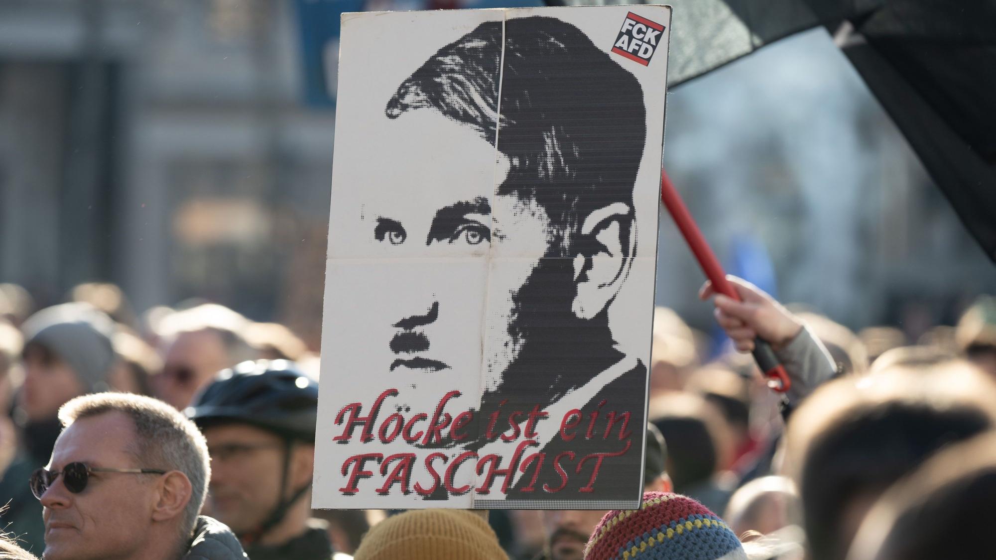 Dresden: Teilnehmer einer Großkundgebung für Demokratie und gegen Rechtsextremismus stehen auf dem Neumarkt und halten ein Schild mit der Aufschrift «Höcke ist ein Faschist». Mit der Demonstration wollen die Teilnehmer ein Zeichen des Widerstands gegen rechtsextreme Umtriebe setzen.