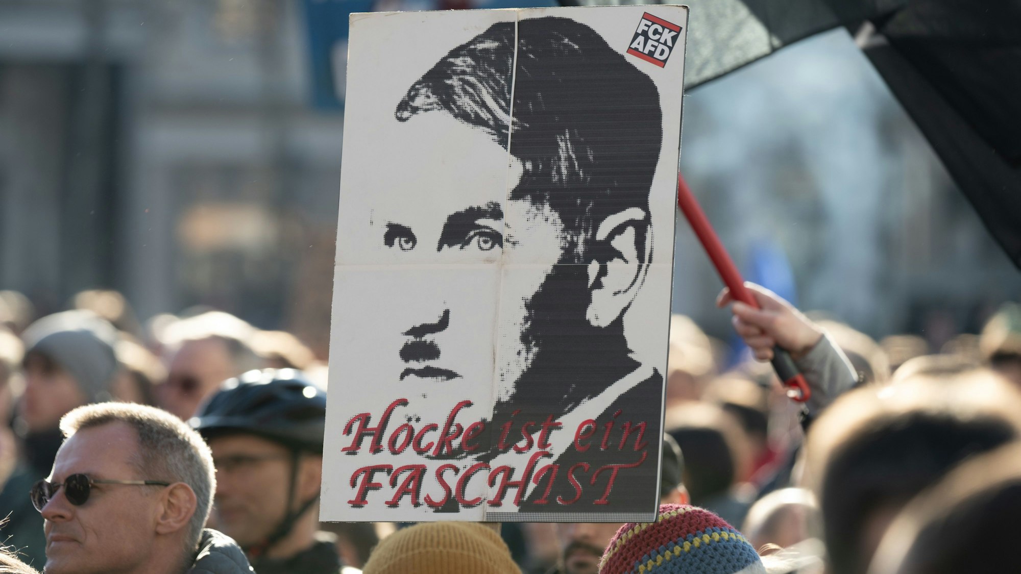 Dresden: Teilnehmer einer Großkundgebung für Demokratie und gegen Rechtsextremismus stehen auf dem Neumarkt und halten ein Schild mit der Aufschrift «Höcke ist ein Faschist». Mit der Demonstration wollen die Teilnehmer ein Zeichen des Widerstands gegen rechtsextreme Umtriebe setzen.