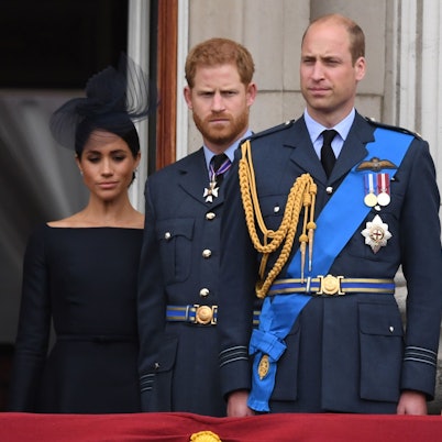 Herzogin Meghan (l-r), Prinz Harry, Prinz William und Herzogin Kate stehen auf dem Balkon des Buckingham Palace, um die Luftparade zum 100-jährigen Jubiläum der Royal Air Force (RAF) im Jahr 2018 zu beobachten.